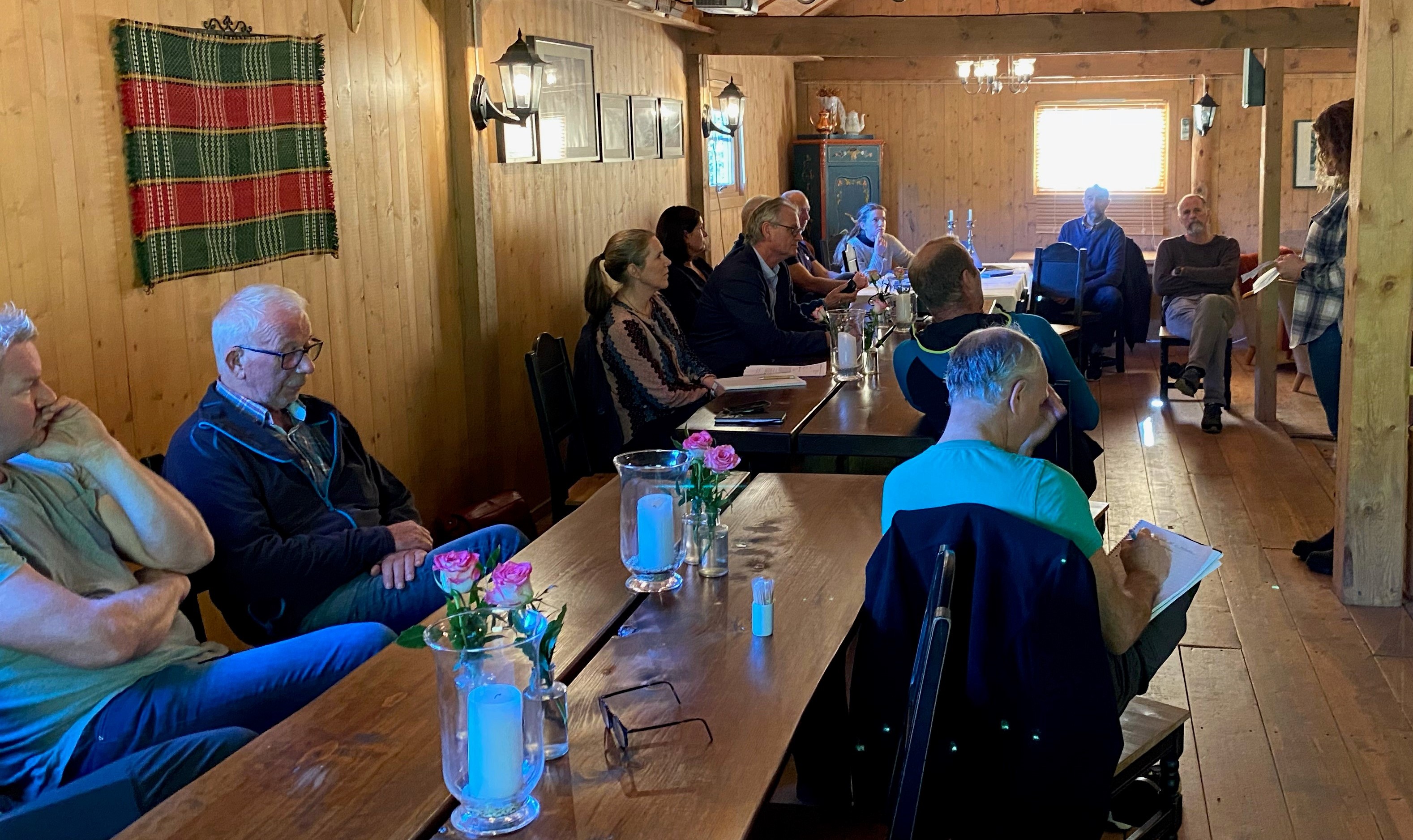 Kristin G. Sandnes i Valldal bærdyrkarlag leia møtet om framtida for Valldalsbæra
