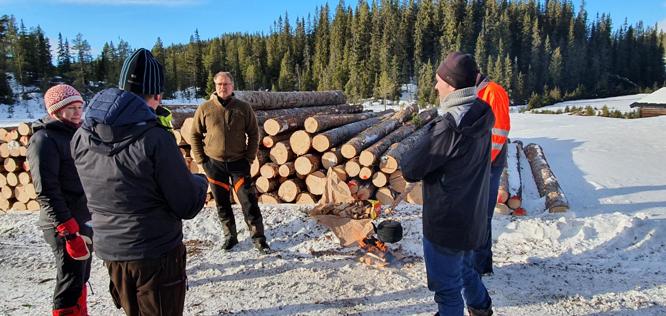 Befaring hos skogeier Erik Otto Narverud. Oppryddingsarbeidet etter stormskadene er i gang.