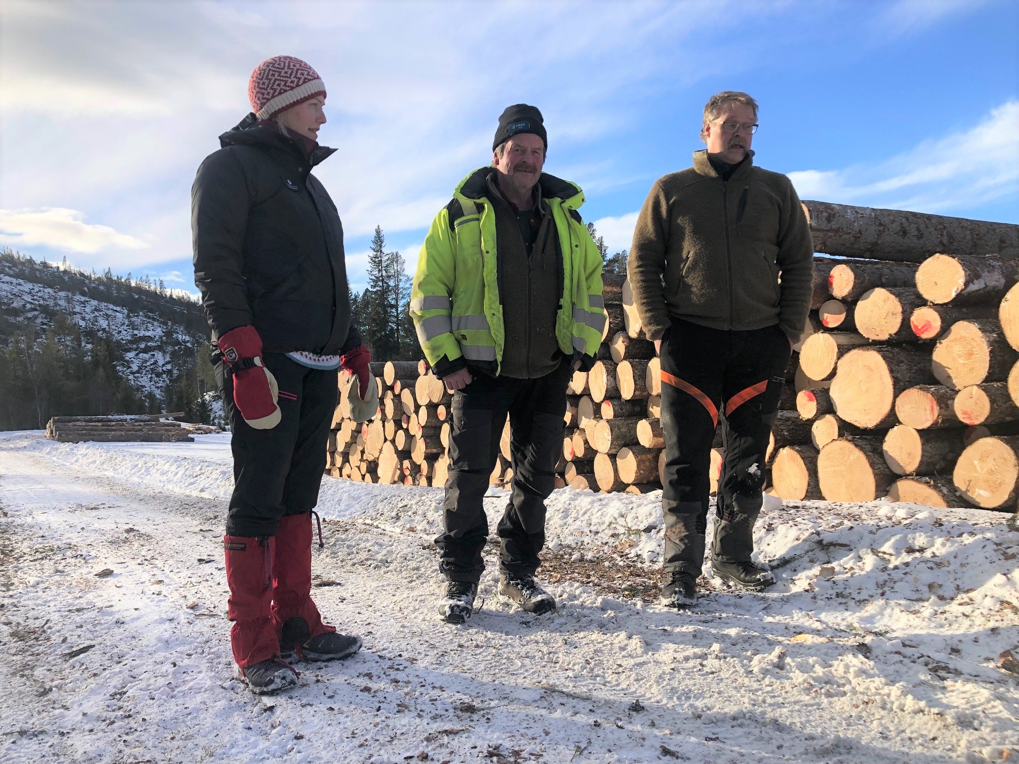 Landbruksdirektør Nina Glomsrud Saxrud, skogbruksleder i Viken Skog, Dag Utklev og skogeier Erik Otto Narverud på stormskadebefaringen 10. februar.