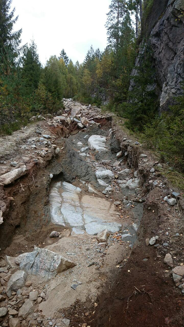 Flomskade p&aring; skogsbilvei p&aring; Sigridnes i &Aring;mli september 2014.