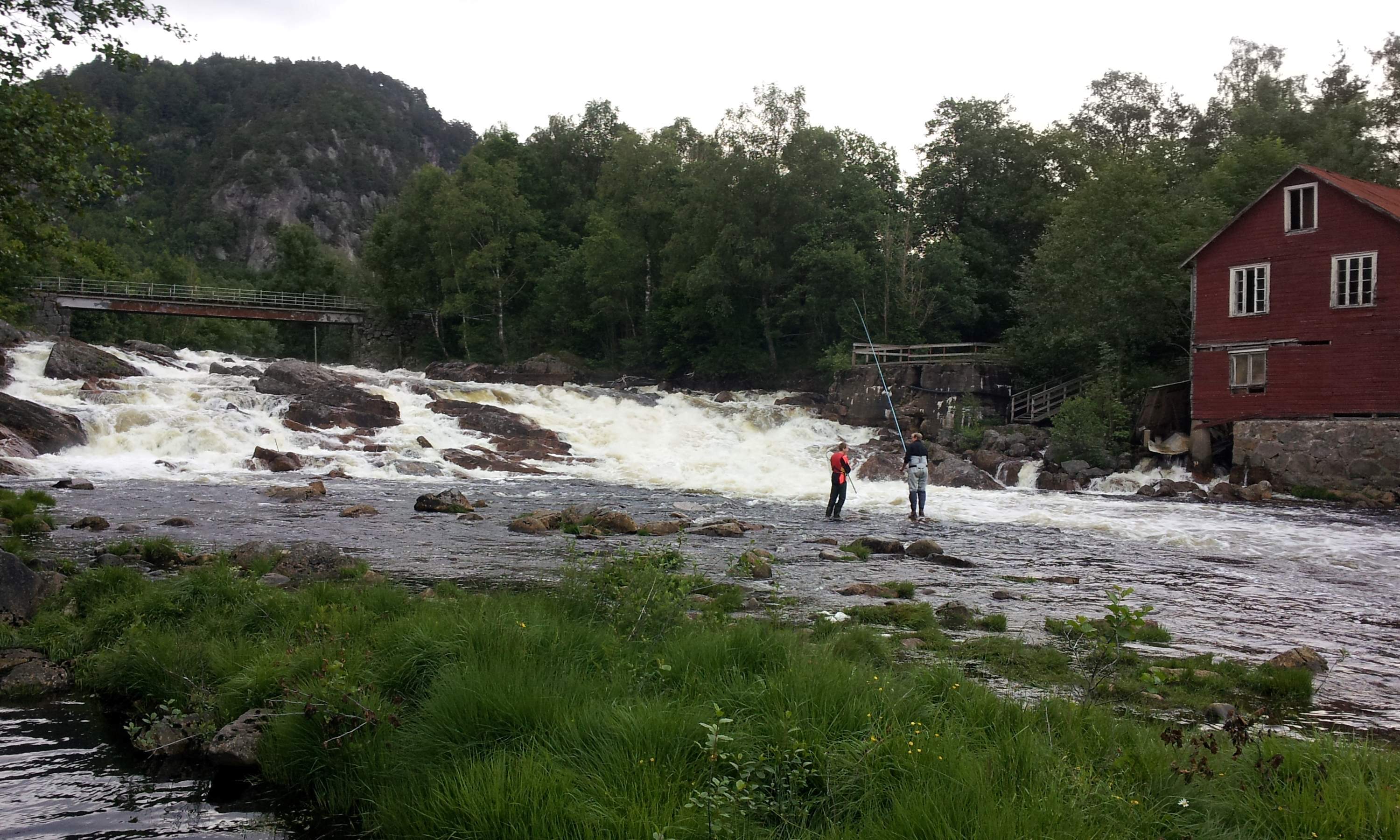 To fiskere som fisker med stang nedenfor Melhusfossen i Audna.