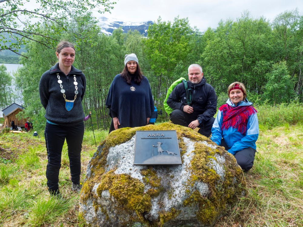 F.v. Ordfører i Hamarøy Britt Kristoffersen,  kunstner Sissel Horndal,  statsforvalter Tom Cato Karlsen og sametingspresident Aili Keskitalo ved minnesmerket i Makkvatnet. 