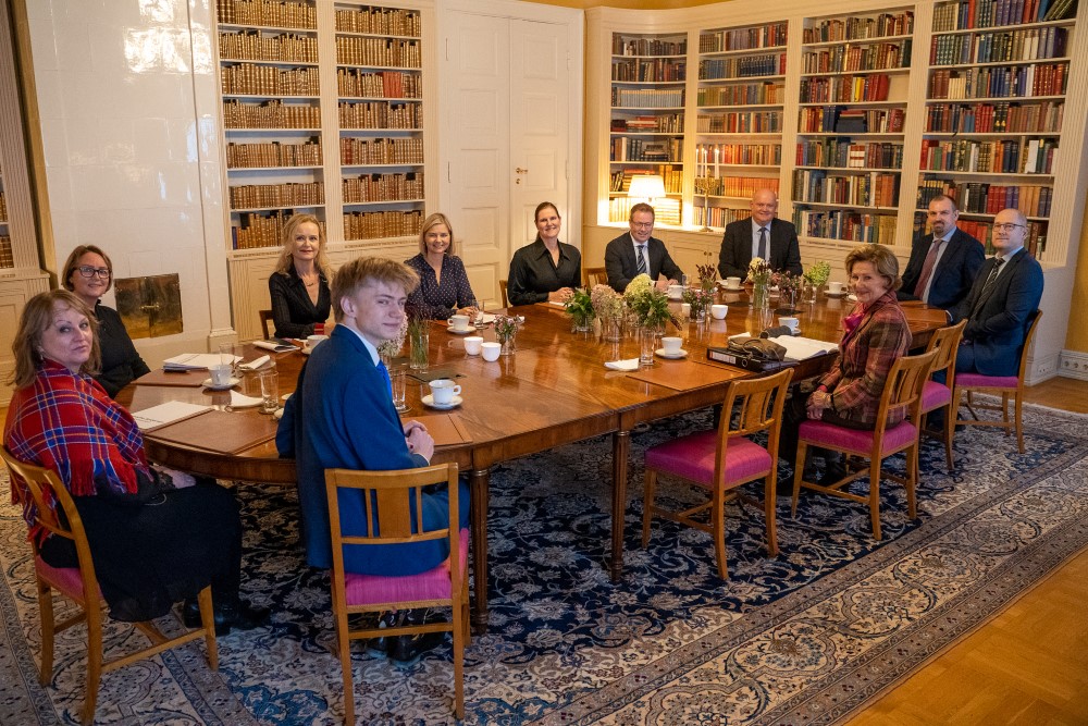 Statsråd Guri Melby og juryen i Dronning Sonjas skolepris presenterte årets prisvinner i en audiens på Slottet.