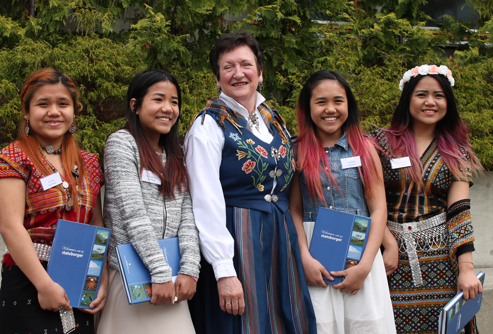 Sui Chin Dar Khuah, Siang Hlei Sung Dar Khuah, fylkesmann Hill-Marta Solberg, Cumina Dar Khuah og Tha Chin Iang Dar Khuah etter statsborgerseremonien. Sui Chin Dar Khuah, Siang Hlei Sung Dar Khuah, fylkesmann Hill-Marta Solberg, Cumina Dar Khuah og Tha Chin Iang Dar Khuah etter statsborgerseremonien.