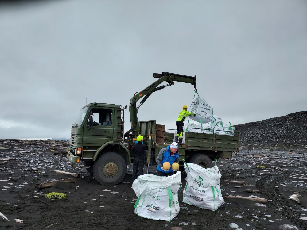 Store mengder marint avfall skylles i land  på Jan Mayen. Vi plukket 15 sekker på et par timer.