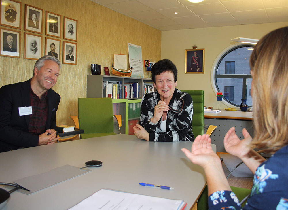 Husbankens seniorrådgiver, Marit Iversen (t.h) i samtale med Andree G. Meby og Hill-Marta Solberg. Husbankens seniorrådgiver, Marit Iversen (t.h) i samtale med Andree G. Meby og Hill-Marta Solberg.