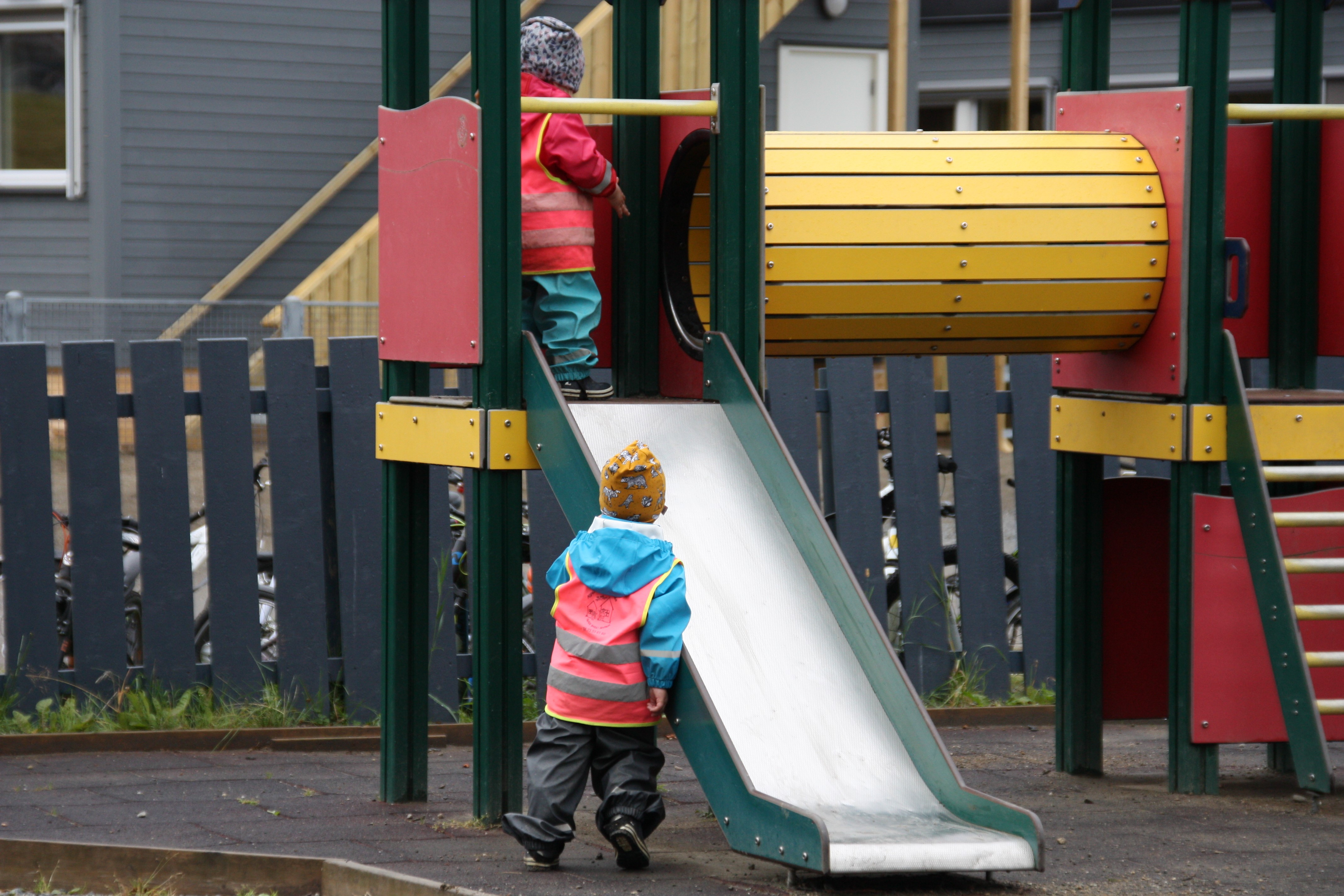 Barn som leker på lekeplass