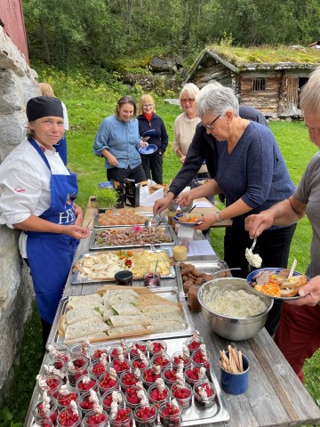 folk som forsyner seg av matbuffet utendørs