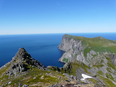 Den nordlige delen av Moskenesøya med Ryten og Fuglehuk sett fra Moltind. Foto: Ingvild Gabrielsen Den nordlige delen av Moskenesøya med Ryten og Fuglehuk sett fra Moltind. Foto: Ingvild Gabrielsen