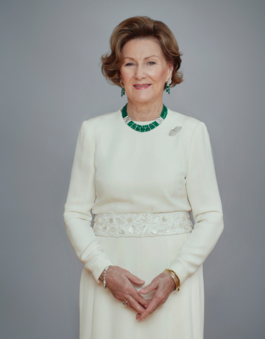 H.M. Dronning Sonja i hvit kjole. 