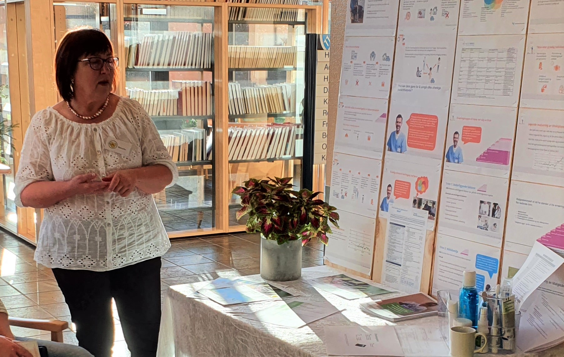 Person som står på stand