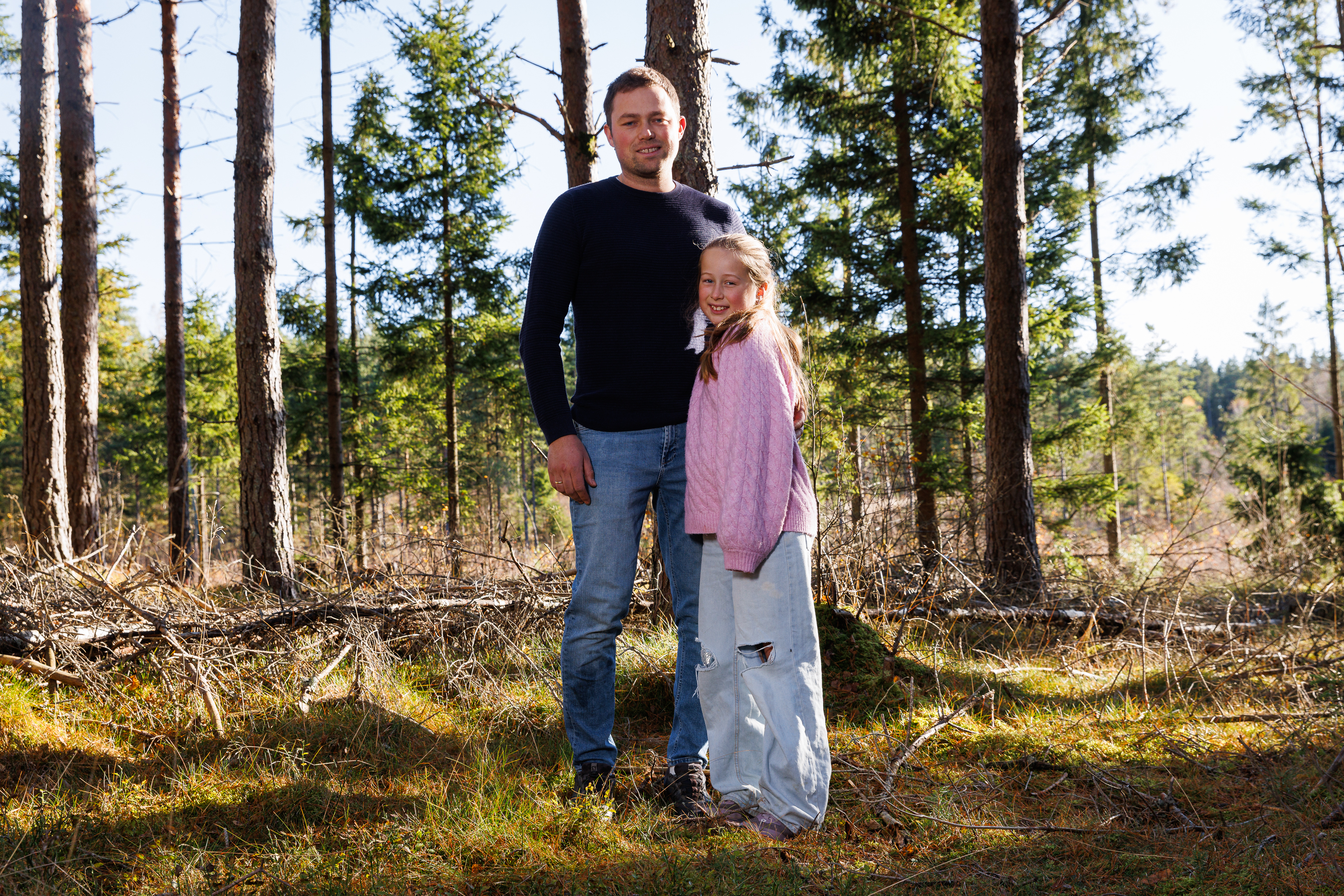 Far og datter i skogen