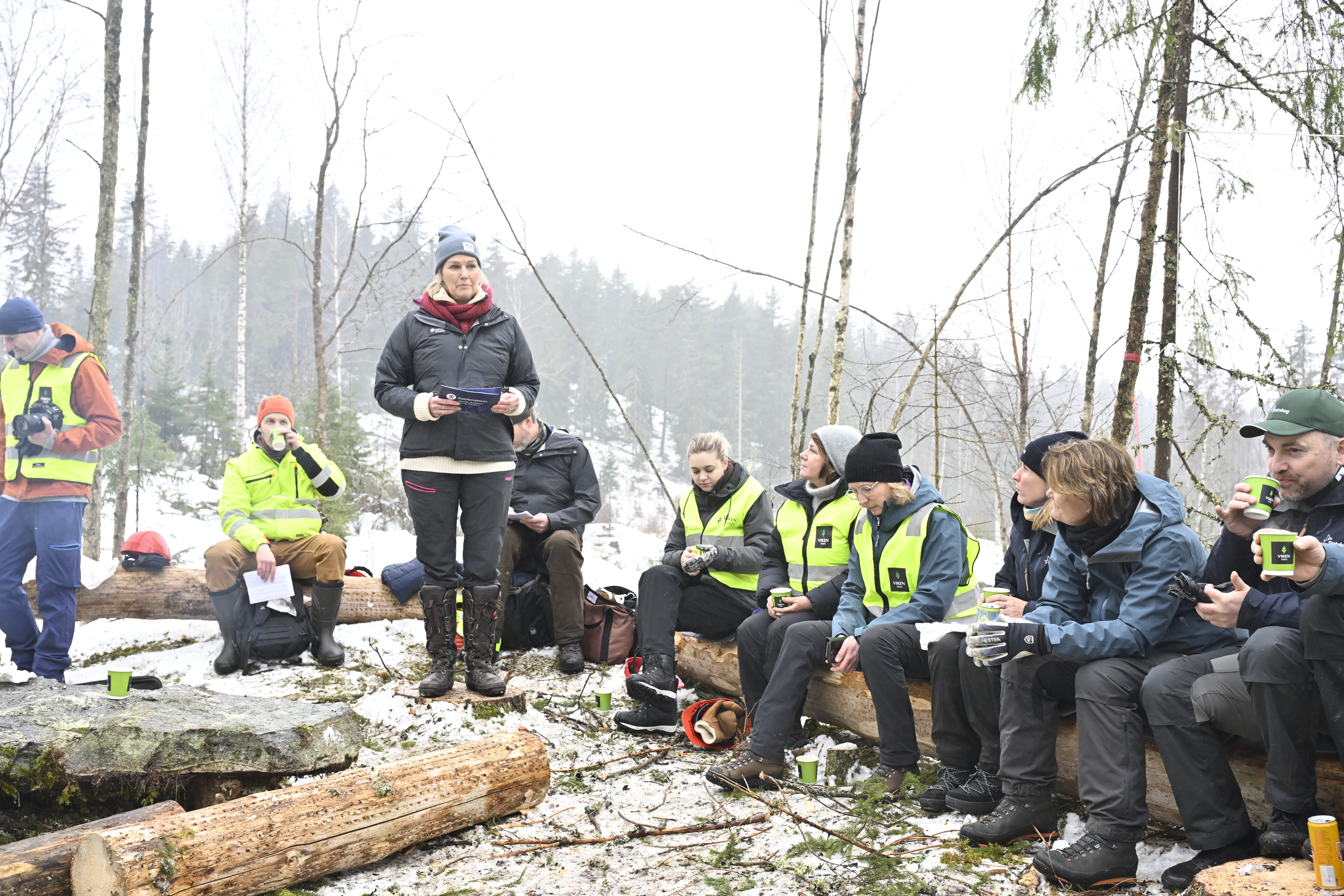 Landbruksdirektøren løftet frem viktige saker mens skognæringen hørte på rundt bålet. 