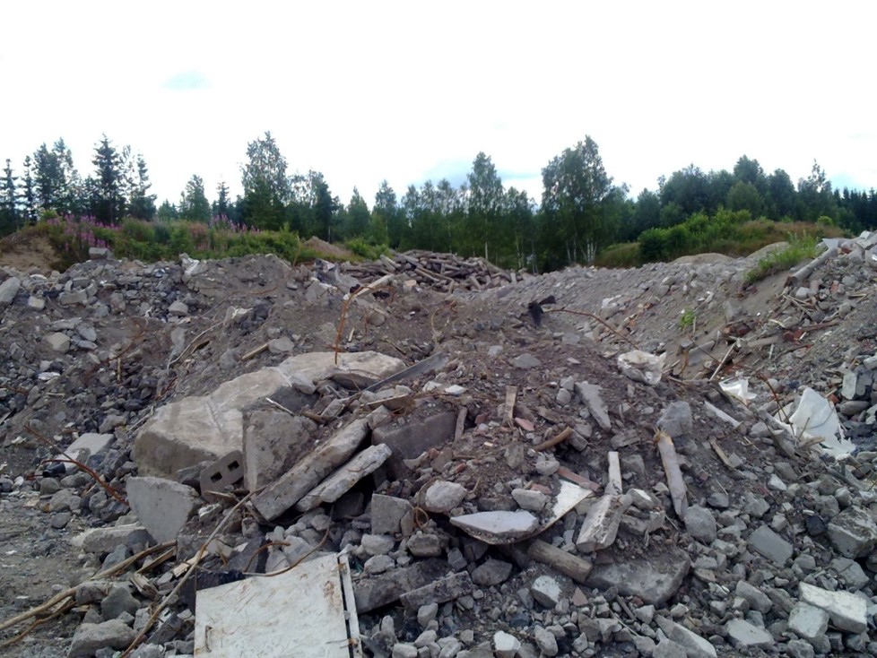 Hauger med stein- og betongmasser ligger klart til deponering på et avfallsdeponi.