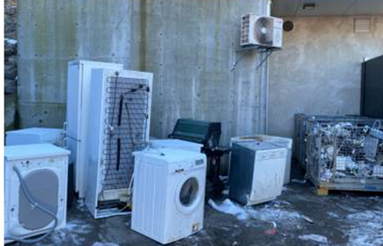 Kassert EE-avfall (vaskemaskin, kjøleskap, grill, småelektronikk) ikke lagret forsvarlig bak en forhandler av elektronikk.
