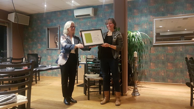 Fossane gard ved Janneke Wijgergangs mottek økoturisme-sertifisering av ein representant frå Hanen. 
