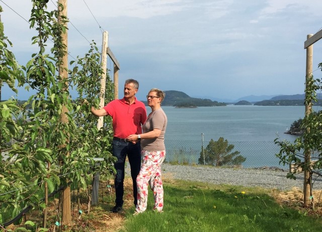 Bilete av Kari Sand og Anfinn Rosnes på Helgøy