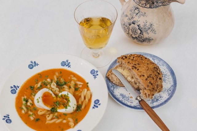 Tomatsuppe med rundstykke