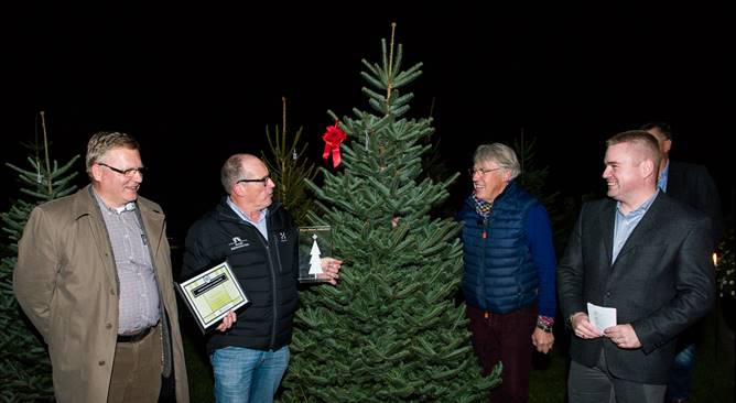 F.v. Tore Molteberg (Skogselskapet), Olav Ravnås (vinnar av «Noregs flottaste juletre 2015»), Finn Schjøll (juryleiar) og John Anders Strande (Norsk Juletre) rundt vinnartreet F.v. Tore Molteberg (Skogselskapet), Olav Ravnås (vinnar av «Noregs flottaste juletre 2015»), Finn Schjøll (juryleiar) og John Anders Strande (Norsk Juletre) rundt vinnartreet