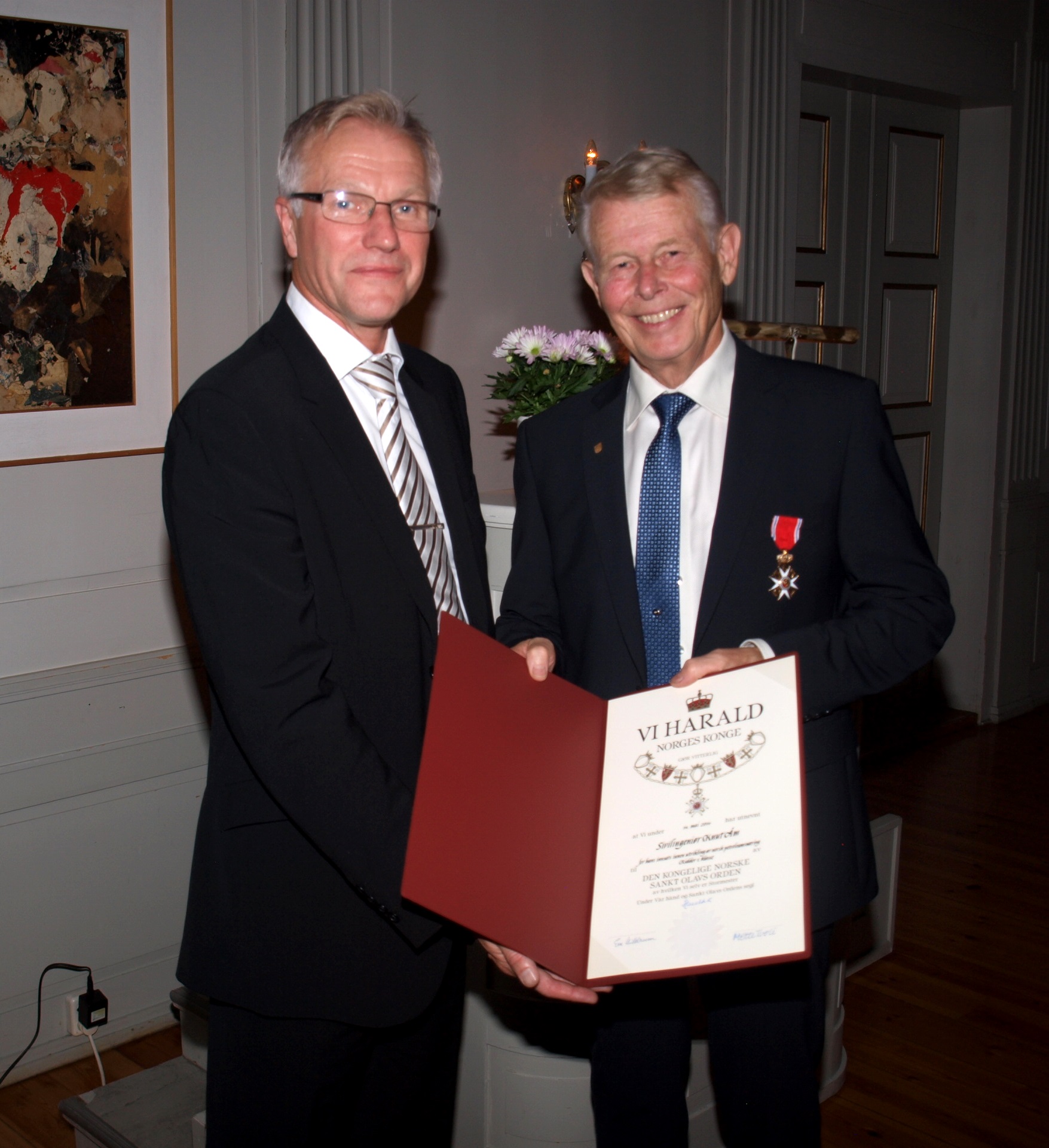Knut Åm og Harald Thune ass. fylkesmann Harald Thune deler ut St. Olavs Orden til sivilingeniør Knut Åm