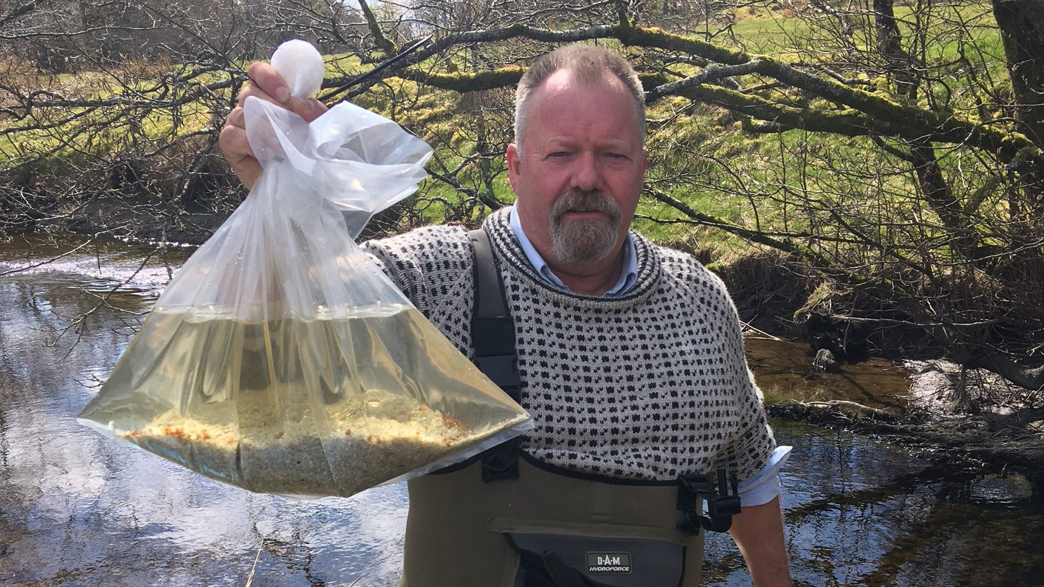 Tidlegare prosjektleiar for anlegget i Austevoll, Per Johan Jakobsen, viser stolt fram muslingane klare for utsetjing.