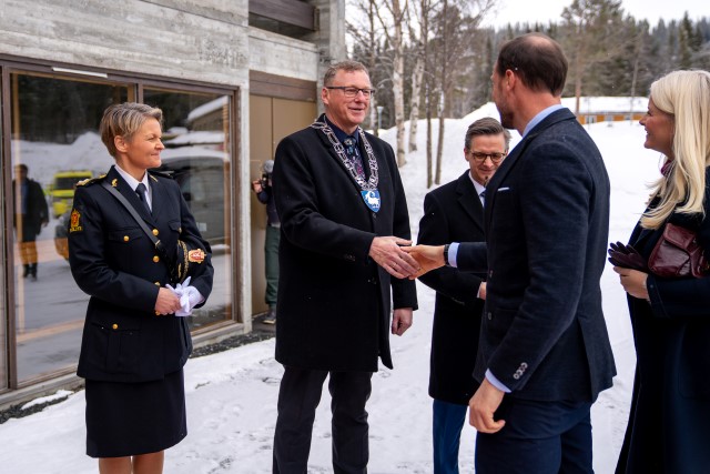 Fungerende statsforvalter Fred-Ivar Syrstad, ordfører Jon Rikard Kleven og konstituert visepolitimester Lena Fosaas Reif tok imot Kronprinsparet.  Foto: Simen Løvberg Sund/Det kongelige slott