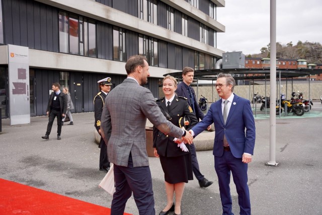 Statsforvalteren hilser på kronprins Haakon.