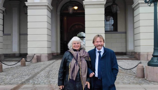 Per-Egil Aas sammen kona Mette Henriksen Aas foran Det Kongelige Slott. Foto: Privat