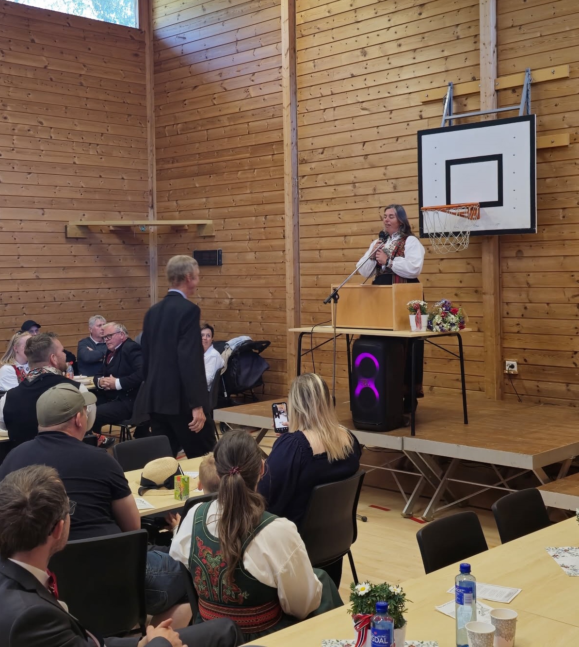 Ordfører Linda Thorstensen overrakte Hans Majestet Kongens fortjenstmedalje til Kåre Paul Langeland, under et 17. mai i Nome kommune. Foto: Linn Obrestad