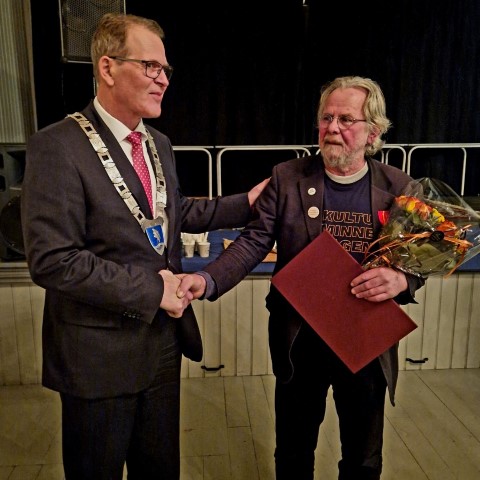 Fred Erland Nordseth fikk overrakt Kongens fortjenstmedalje av ordfører Alf Johan Svele. Foto: Pernilla H. Selander Tronrud, Holmestrand kommune.