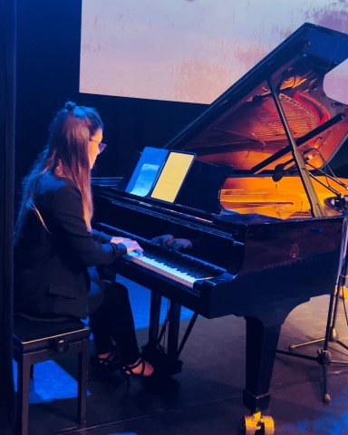 Pianist Carla Fernandez Boix sørget for vakker inngangsmusikk og bakgrunnsmusikk under bokoverrekkelsene. Foto: Statsforvalteren i Vestfold og Telemark
