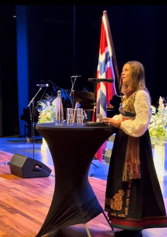 Ordfører Siri Blichfeldt Dyrland i Midt-Telemark ønsket de nye borgerne hjertelig velkommen, på vegne av fylkets ordførere. Foto: Statsforvalteren i Vestfold og Telemark