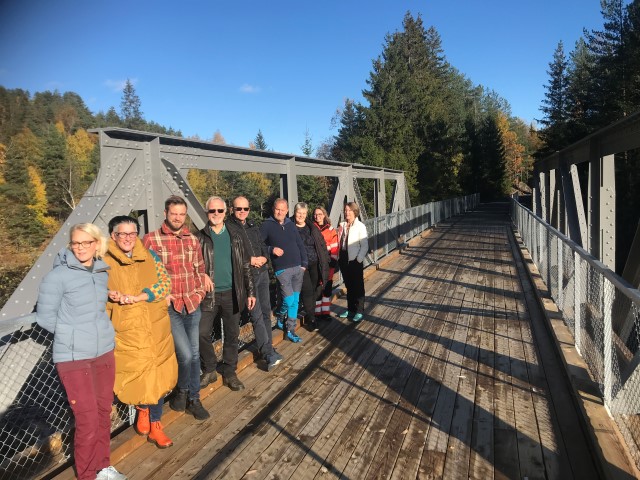 Fra befaring på den restaurerte Eskilt bru før åpningen av turvegen. Fra venstre Therese Surdal Lahus, Vestfold og Telemark fylkeskommune; Drangedal kommune ved kultursjef Hilde Fiskum, ordfører Tor Pedre Lohne, prosjektleder Arne Ettestad og kommunedirektør Hans Bakke; ordfører Grunde W.Knudsen i Kragerø kommune; Aardalen i Farsjø vel, Kari Tisjø i Solvang grendelag og leder Sigtru Nesland i Neslandsvatn vel.