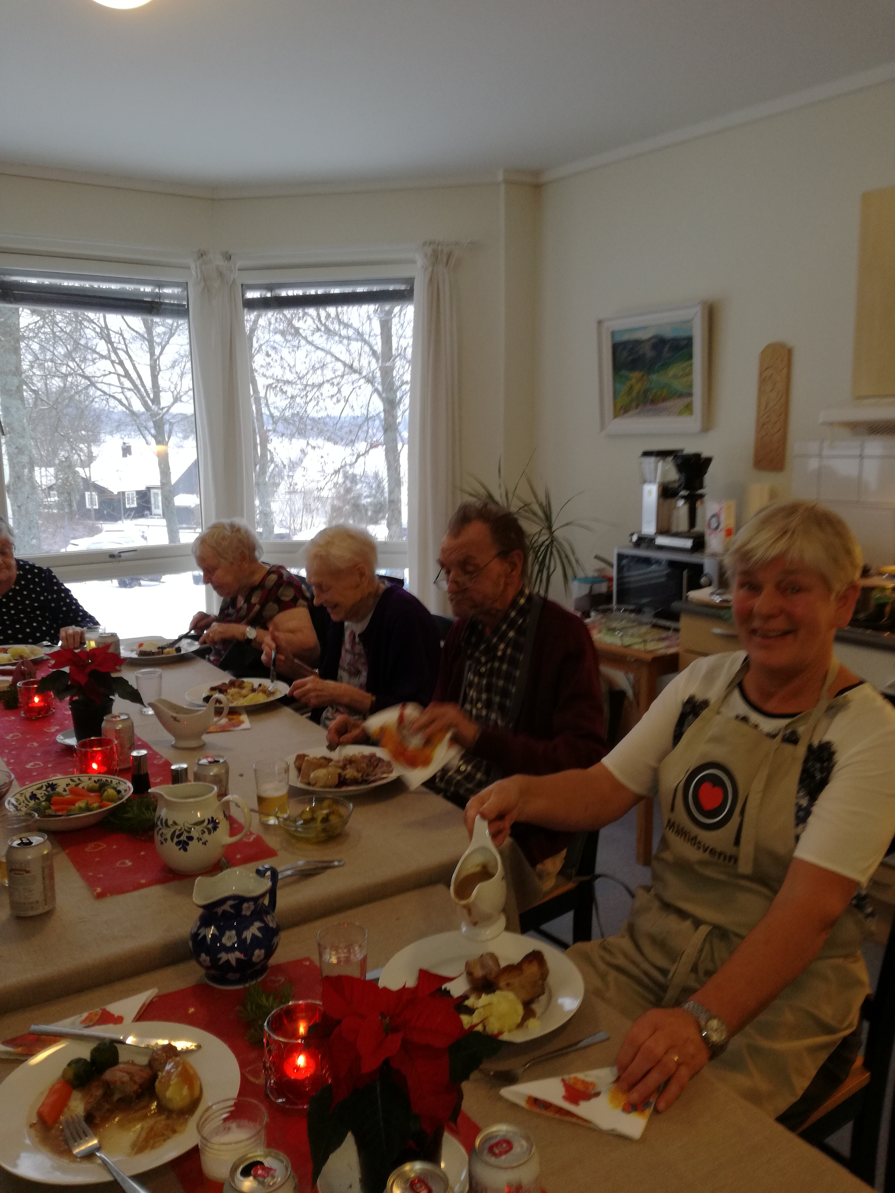 M&aring;ltidsvenn Bente Aas Haug fra Nykirke Bygdekvinnelag laget og serverte julemiddag