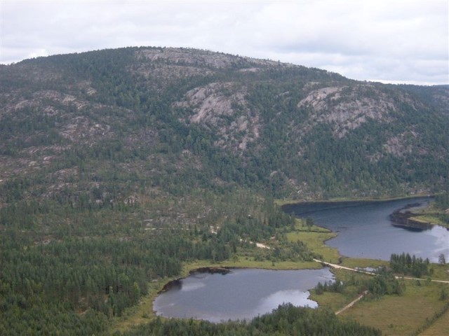 Navassfjell naturreservat i Drangedal, som og strekker seg over fylkesgrensa til Gjerstad i Agder. Utsikt fra Napaknutane ned mot Navasstjern og Navatn.  Foto: Arne Heggland