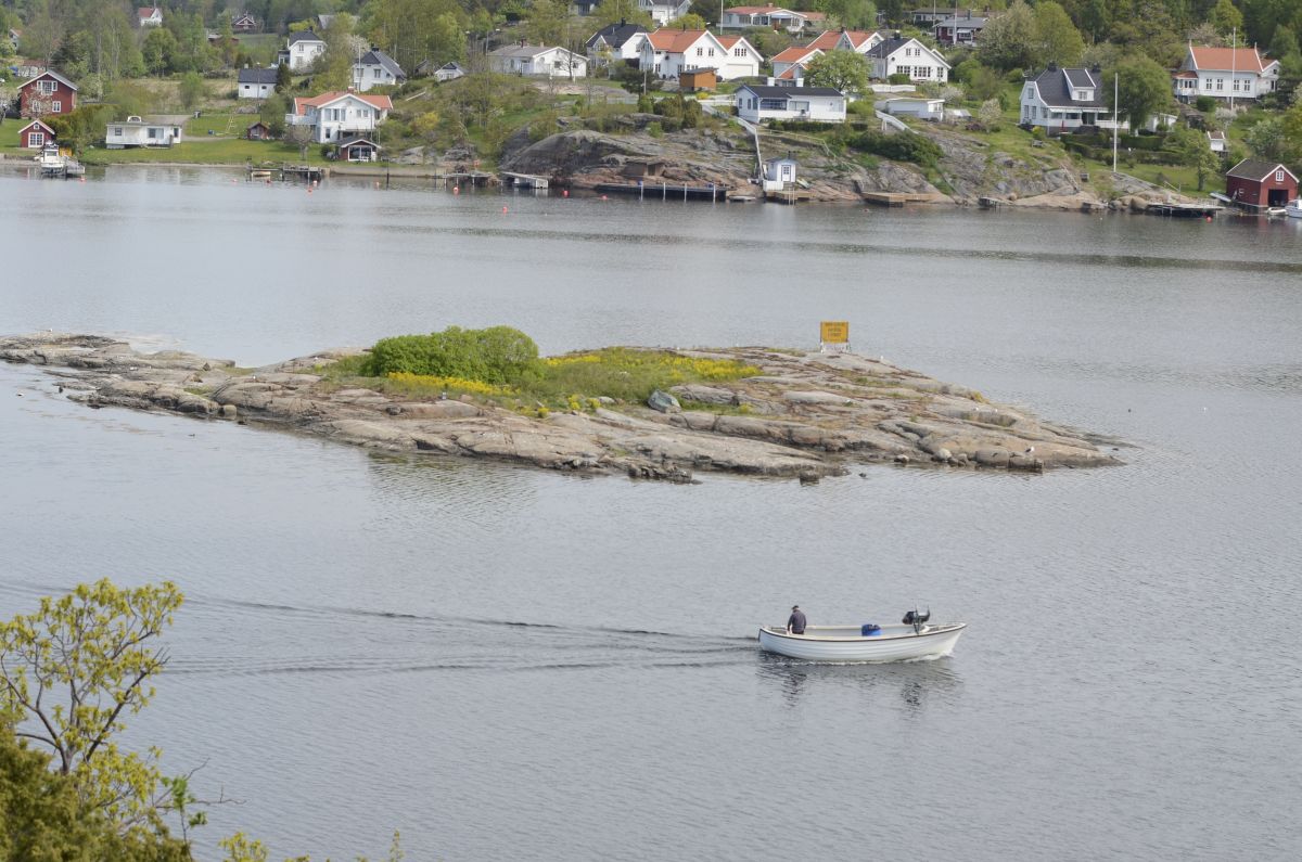Gryteskjær ligger midt i Vrengensundet med mye båttrafikk om sommeren. 