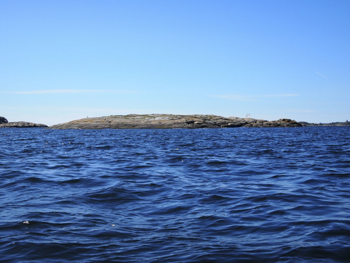Sundskjæra er to holmer som ligger ytterst ute i Viksfjorden. 