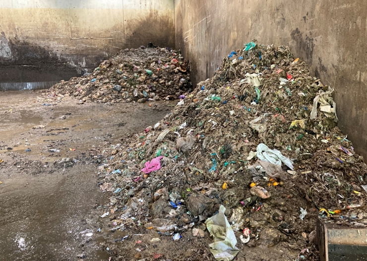 To hauger med avfall i plastsekker av ulike farge. 