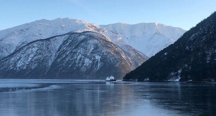 Kva konsekvensar eit marint vern vil få for natur og samfunn er viktig å greie ut i ein verneprosess. Samferdsel, ferjetrafikk, reiseliv, industri og forsvaret vil vere aktuelle tema og tiltak å få utgreidd konsekvensar for i verneplanprosessen for Sognefjorden. 