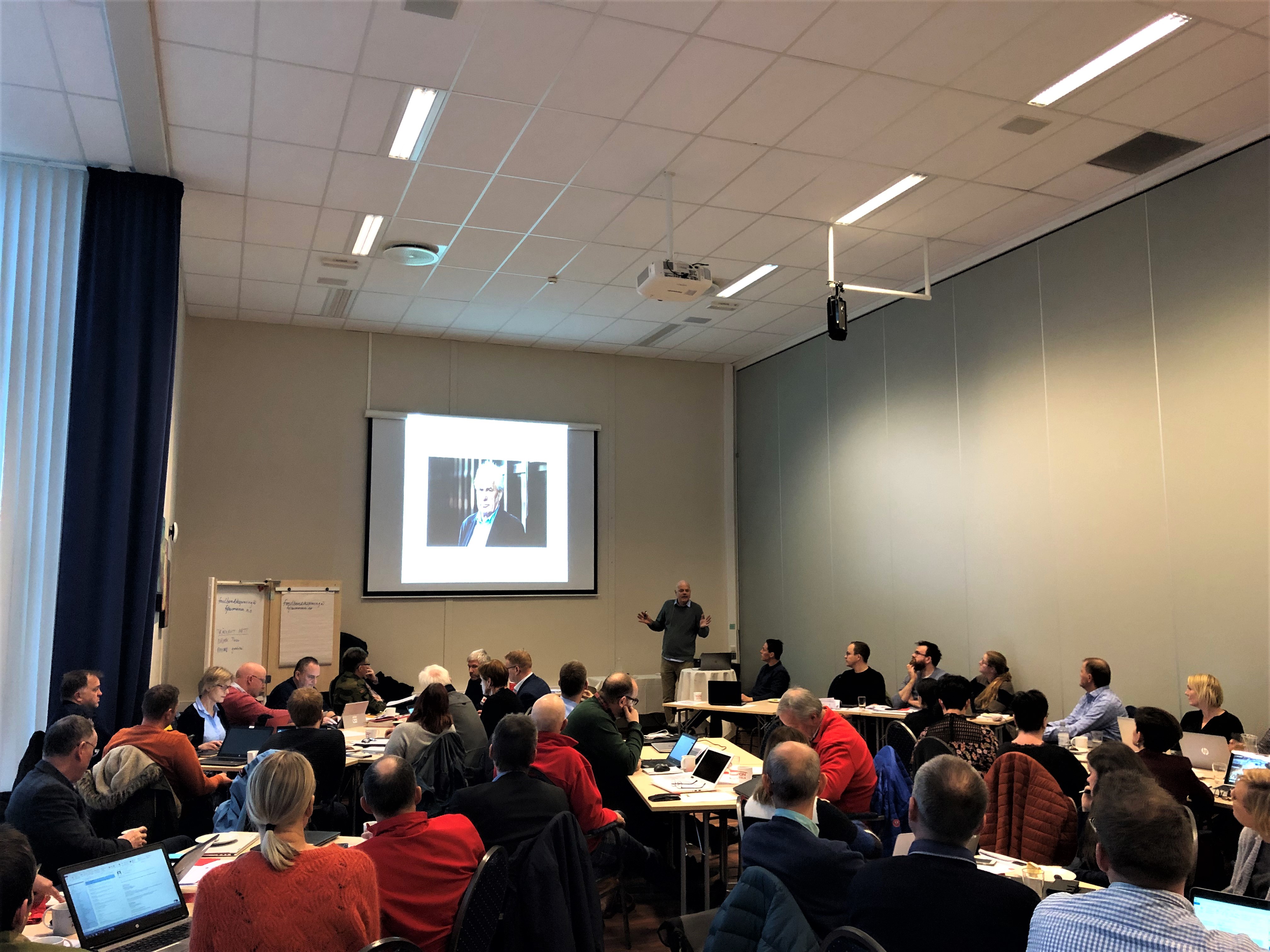Jo Hjelle med erfaring frå NRK og BT informerer om mediehandtering i samband med kriser. Foto: Mari Severinsen