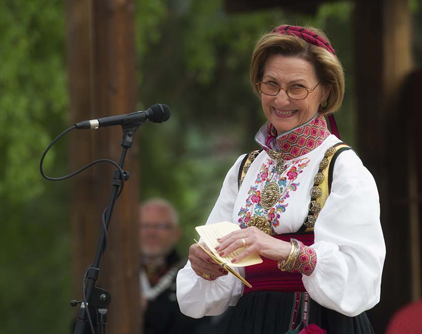 Dronning Sonja holder tale på fylkestur i Valdres i 2010