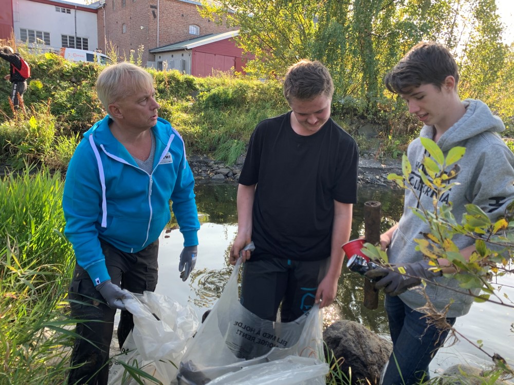 Knut plukker plast i Mjøsa ved Atlungstad.