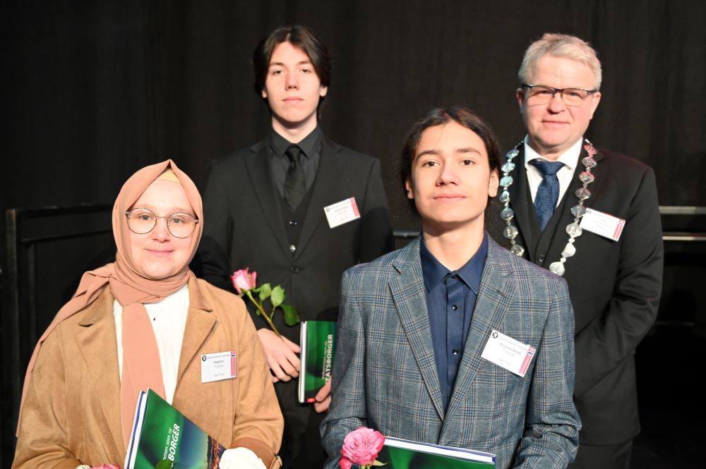 Gjeng folk på scene.