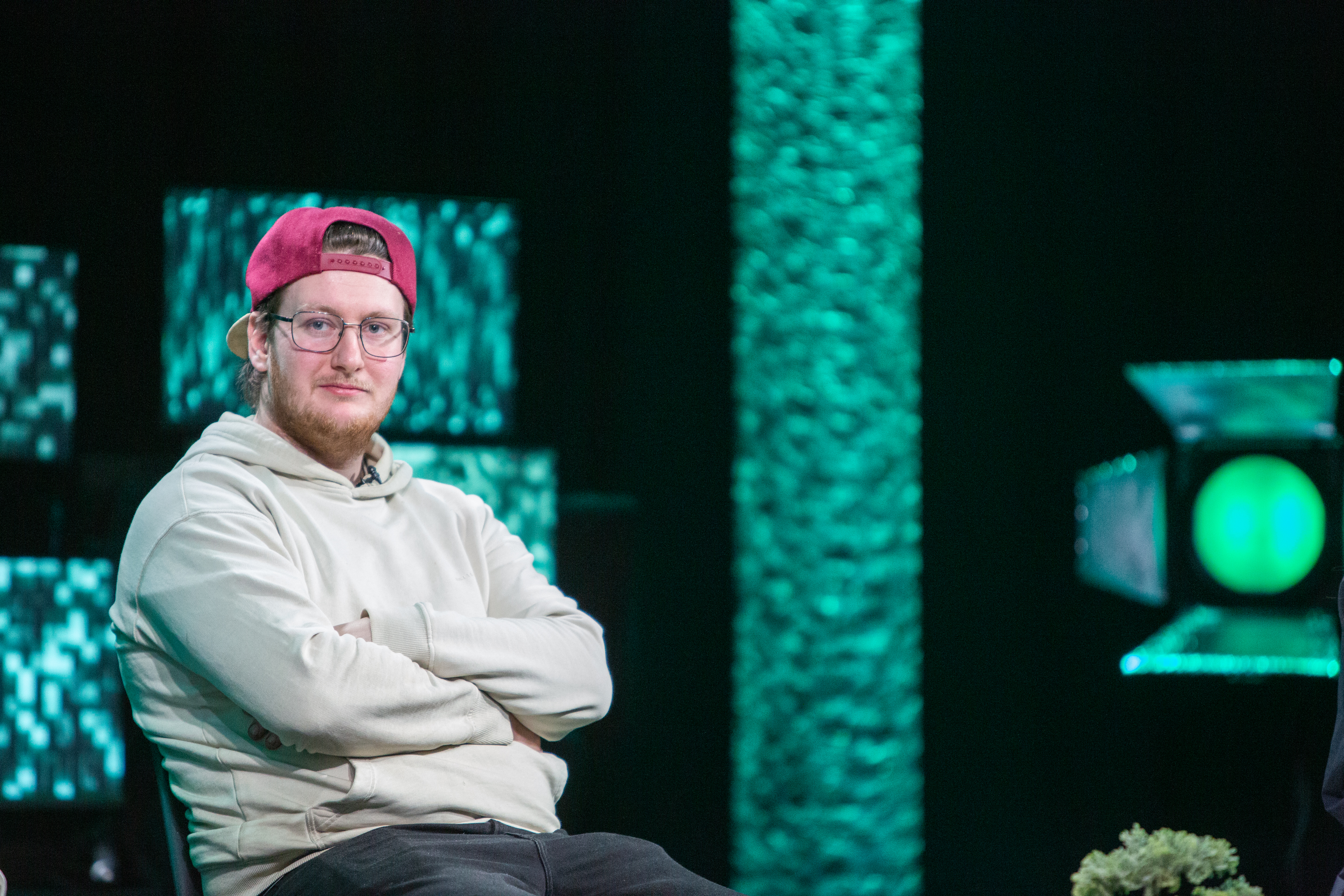 Mann sitter i en stol i et tv-studio