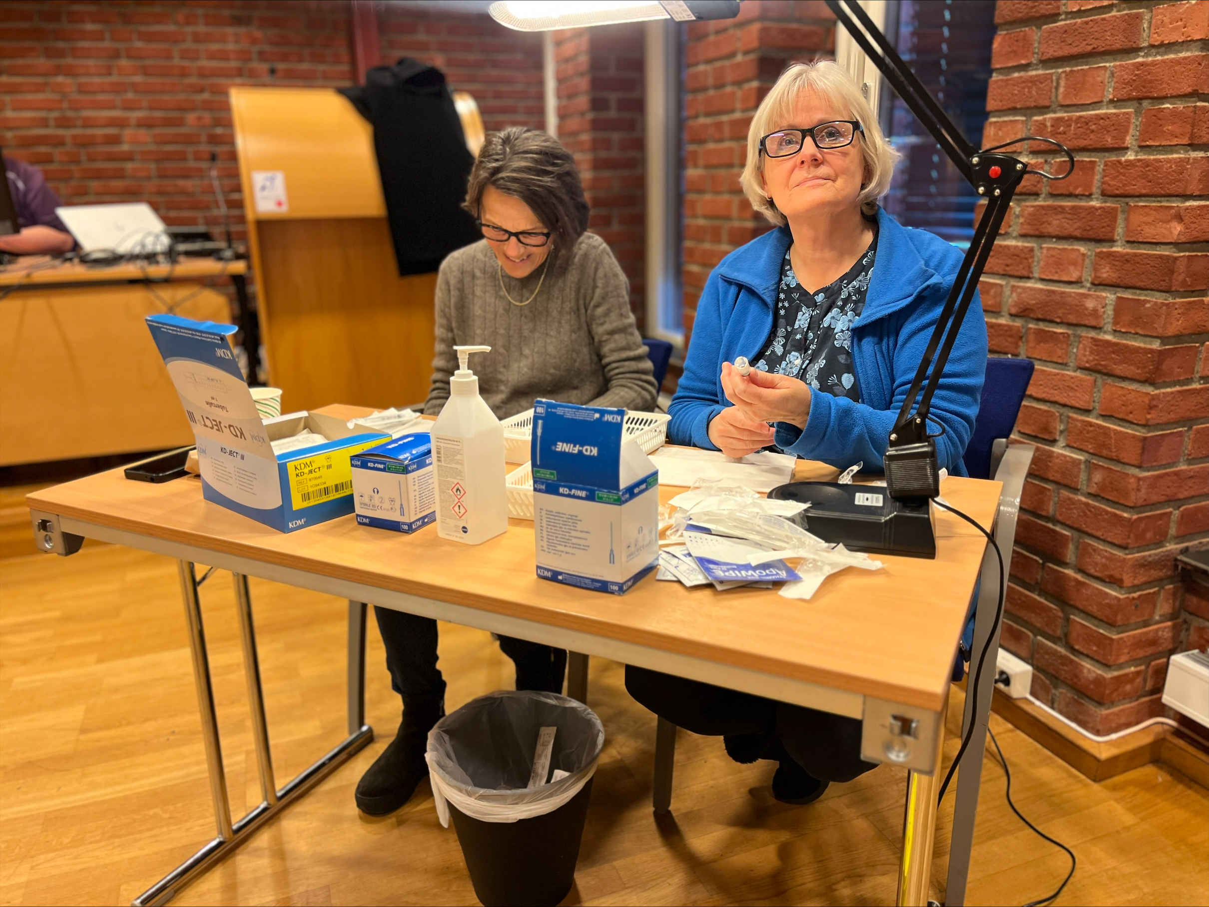 To sykepleiere klargjør vaskine