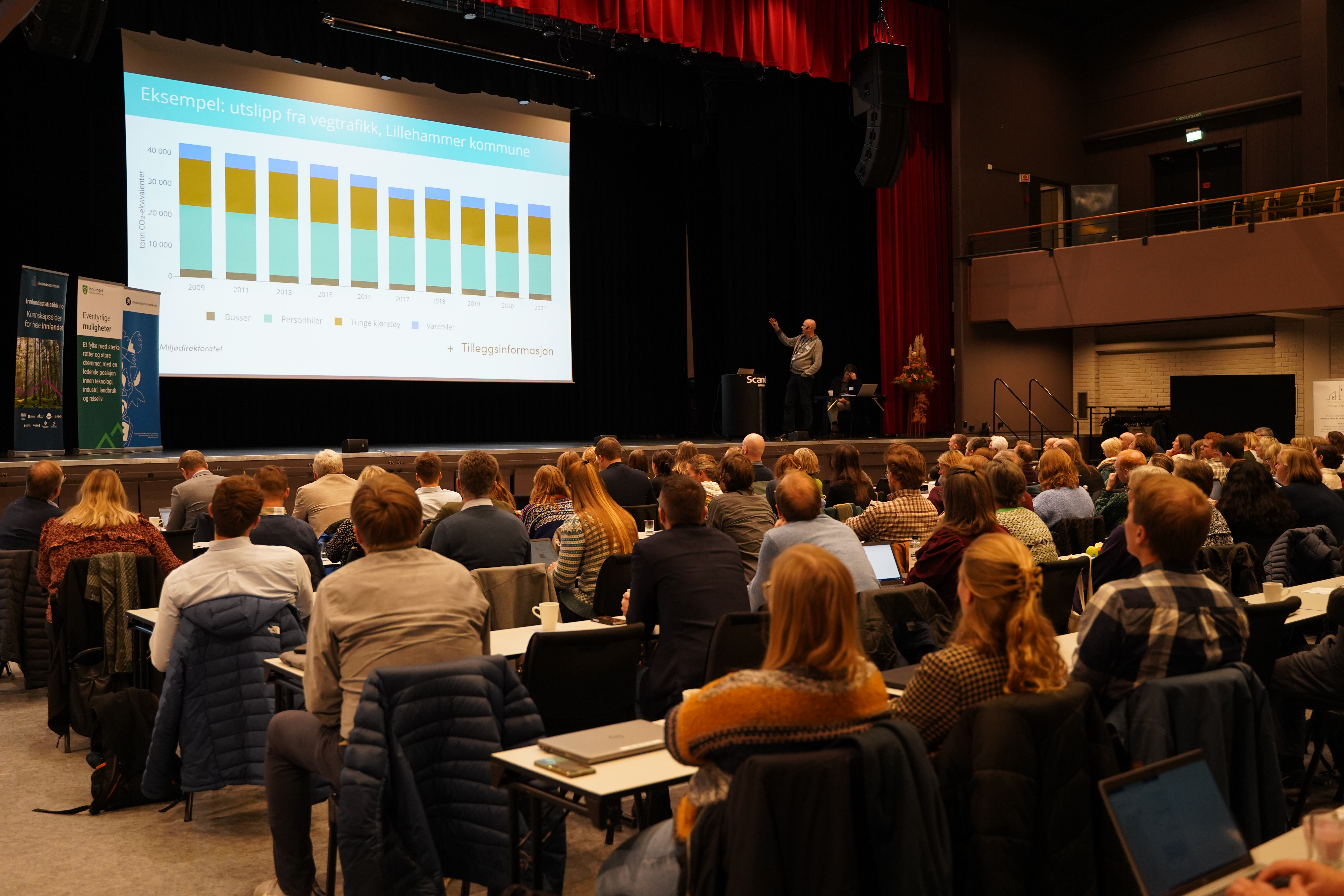Fullsatt konferansesal.

