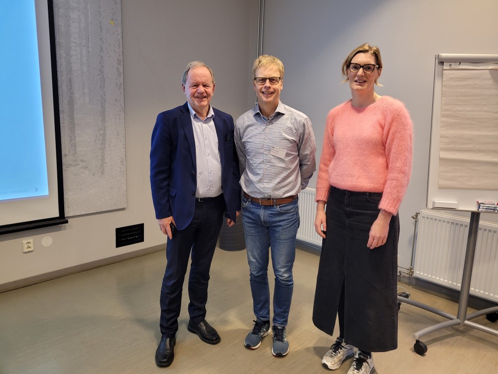 Tre personar, to menn og ei kvinne, som har bidratt i programmet