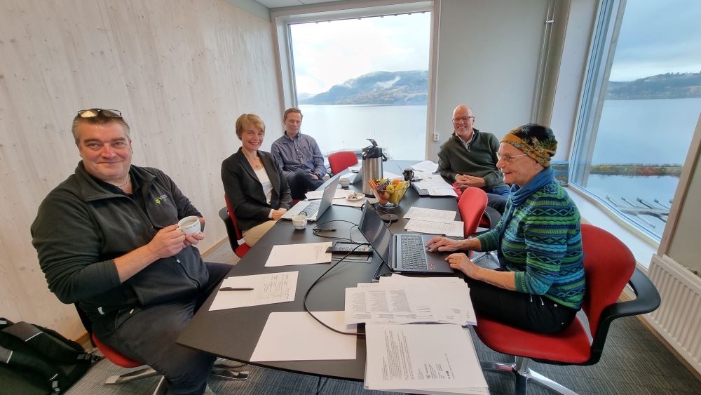 Samarbeidspartene møttes i arbeidsgrupper, her for å jobbe med emne Kommunikasjon og økonomi. F.v. Inge Myrlund, Viken Skog, Eva Skagestad, Statsforvalteren i Innlandet, Christer Aartveit, AT Skog, Mikael Fønhus, Skogkurs og Liv Marit Strupstad, som jobber i sekretariatet for fagskole-prosjektet.