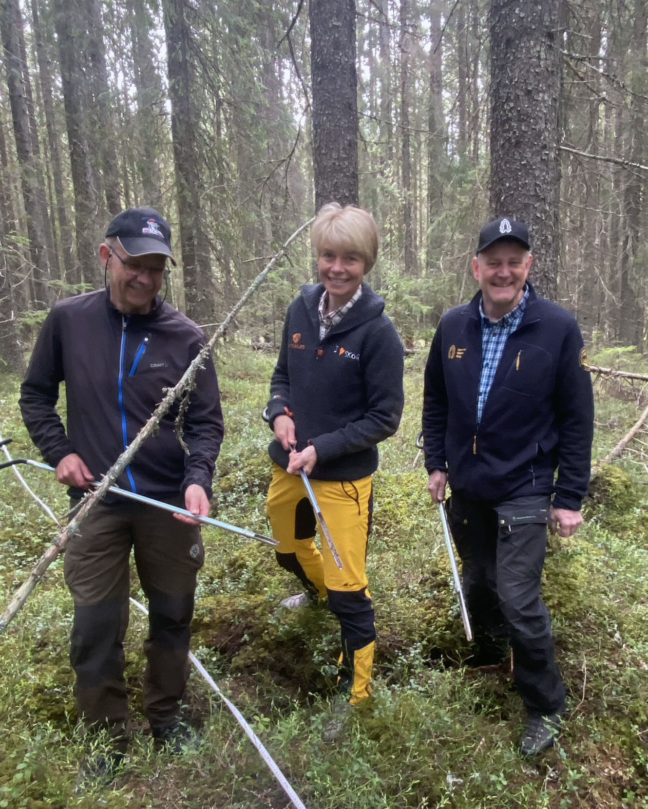Tre personer ute i skog