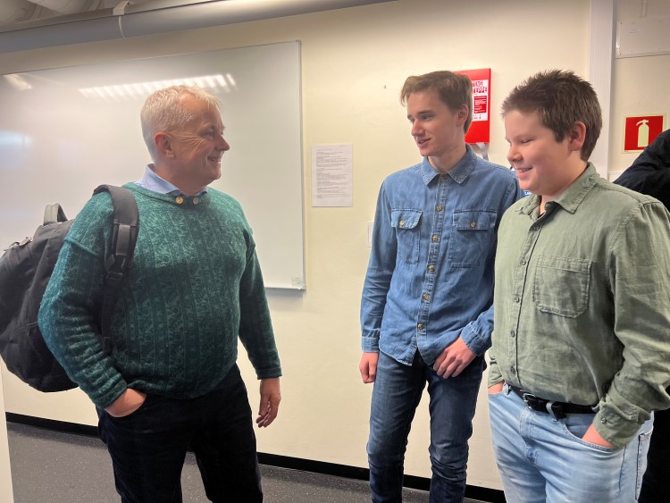 Statsforvalteren møter elevrådsleder og nestleder på Lesja skule.